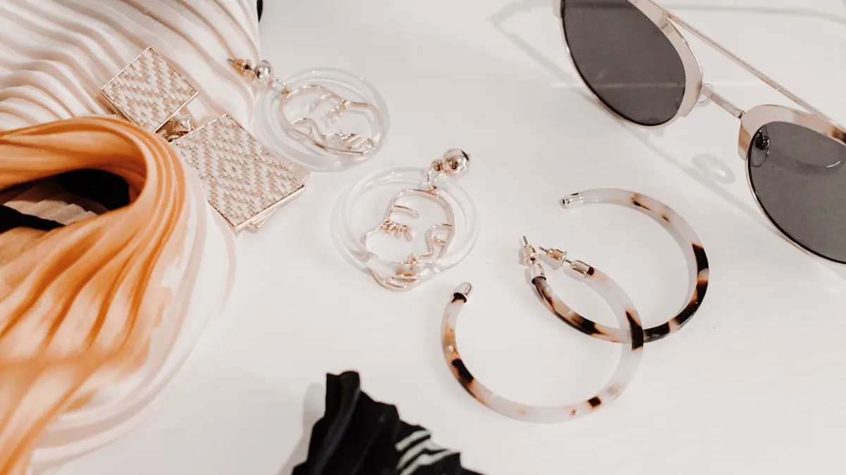 Relever une tenue simple avec des accessoires, l'essentiel